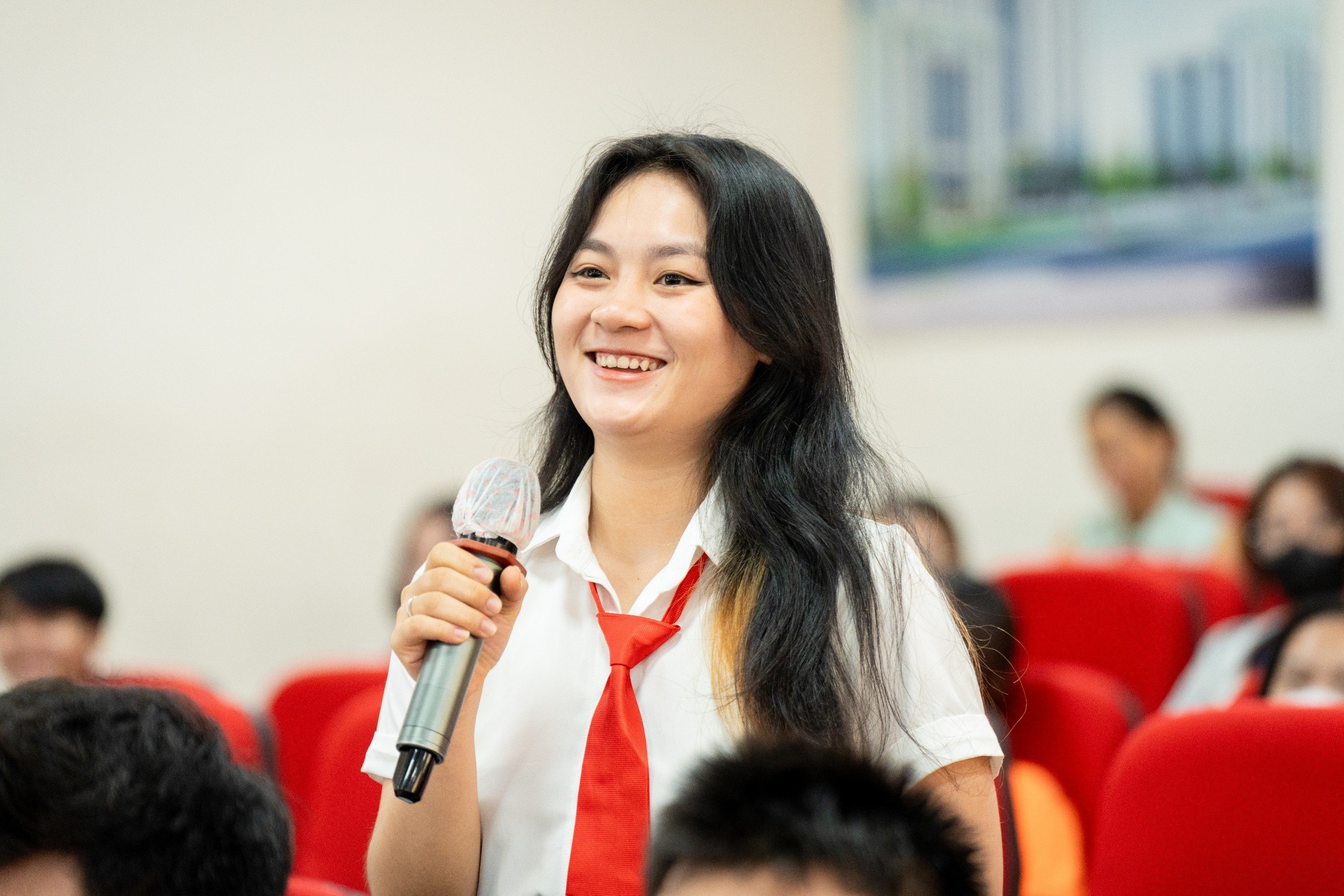 Sinh viên Trường Đại học Hutech đặt những câu hỏi cho diễn giả Nguyễn Quốc Kỳ liên quan đến những vấn đề về quá trình hình thành và phát triển của một thương hiệu du lịch hàng đầu Việt Nam.